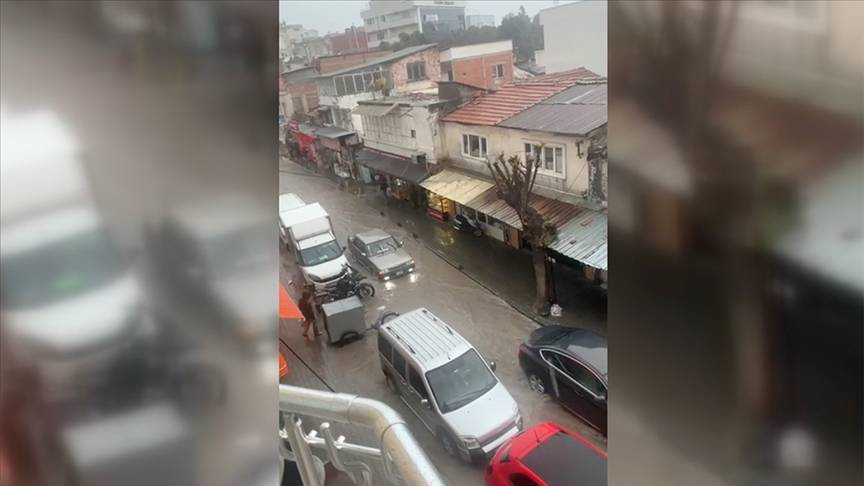 Dikili’yi sağanak vurdu! Yollar göle döndü, araçlar mahsur kaldı 4